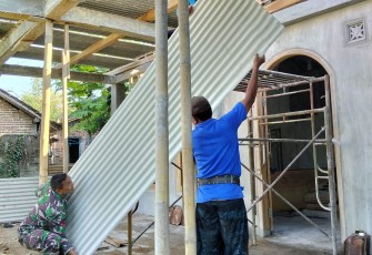 Babinsa Kodim Ponorogo Bantu Perbaiki Rumah