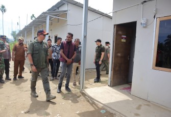 Kepala Badan Nasional Penanggulangan Bencana (BNPB) Letjen TNI Dr. Suharyanto meninjau progres perbaikan Huntara di Desa Rumoh Rayeuk, Kecamatan Langkahan, Kabupaten Aceh Utara yang telah selesai diperbaiki setelah rusak akibat diterjang angin puting beliung beberapa waktu lalu. Kepala BNPB pada kesempatan tersebut juga menyerahkan bantuan kepada para penghuni Huntara, Selasa (23/6)