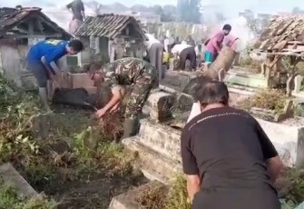 Babinsa Kelurahan Kauman Bersama Warga Gotong Royong Bersihkan TPU Setono Serut, Perkuat Kepedulian Lingkungan
