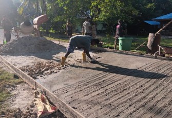 Pengecoran jalan di kampung Sesor