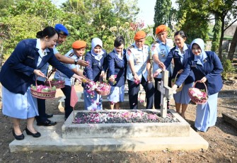 Peringati Hari Bakti TNI AU ke-79, Danwingdik 400/Matukjur Tabur Bunga di TMP Kusuma Bhakti Jurug