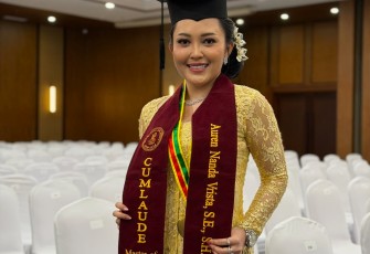 Auren Nanda Vrista, kader Gen Z Partai Demokrat kembali mengukir prestasi. Ia berhasil menyelesaikan studi Magister Hukum Universitas Dwijendra Bali dengan predikat cumlaude