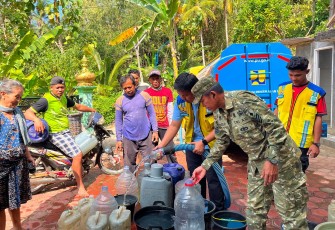 TNI, BBWS Brantas dan PDAM Salurkan Air Bersih bagi Warga Terdampak Kekeringan di Panggul