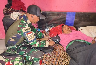 Yonarmed 12 Kostrad Wujudkan Kepedulian Nyata Lewat Pelayanan Kesehatan Keliling untuk Warga Perbatasan