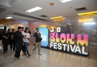 Wakil Menteri Ekonomi Kreatif/Wakil Kepala Badan Ekonomi Kreatif (Ekraf), Irene Umar (tengah) saat di  Jakarta Sneakers Day (JSD) Blok M Festival 2026, Jakarta, Sabtu (01/07/2026)