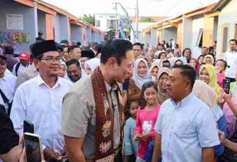 Menko Infrastruktur dan Pembangunan Kewilayahan Agus Harimurti Yudhoyono (AHY), didampingi Gubernur Jatim Khofifah Indar Parawansa dan Bupati Gresik Fandi Akhmad Yani