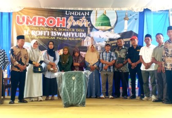Pemerintah Desa Gampingan, Kecamatan Pagak Kabupaten Malang, bekerja sama dengan PT Alam Sinar dan donatur H. Rofi'i Iswahyudi menggelar undian umrah gratis bagi masyarakat, Minggu (2/8/26) 