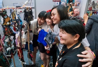 Wakil Menteri Ekonomi Kreatif, Irene Umar, saat meninjau stan kreator lokal pada HoYo FEST 2026 di Pondok Indah Mall 3, Jakarta, Sabtu (1/8/2026)
