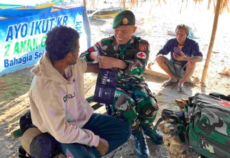 Yonarmed 12 Kostrad Laksanakan Yankes di Pesisir Pantai Motaain