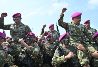 TNI AL Angkatan Pejabat Negara dan TNI Sebagai Warga Kehormatan Korps Marinir 