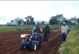 Bantu olah lahan pertanian warga binaan