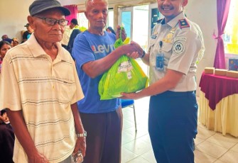 Kantor Imigrasi Kelas II TPI Tanjung Uban menyelenggarakan kegiatan bakti sosial yang dipusatkan di Aula Kantor Desa Teluk Sasah, Senin (10/08/2026)