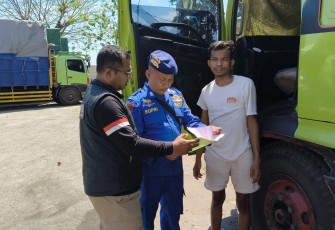 Polres Situbondo Perketat Pemeriksaan Muatan Truk di Pelabuhan Jangkar