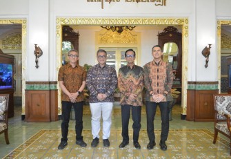 Suasana pertemuan antara Deputi Bidang Sistem dan Strategi BNPB, Dr. Raditya Jati,  S.Si., M.Si dan  Gubernur Daerah Istimewa Yogyakarta, Sri Sultan Hamengku Buwono X, di Gedhong Wilis, Kompleks Kepatihan, Yogyakarta, Senin (10/8)