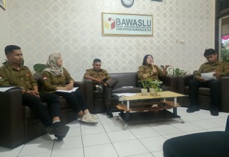 Caption : Ketua Bawaslu Karanganyar, Nuning Ritwanita Priliastuti, memberikan keterangan pers dalam rangka HUT ke-8 Bawaslu Kabupaten/Kota se-Indonesia di Sekretariat Bawaslu Karanganyar, Rabu (12/8/2026)
