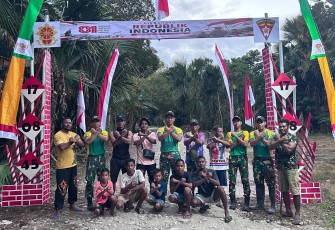 Yonarmed 12 Kostrad Bangun Gapura Pos Haslot, Semarakkan Nuansa Kemerdekaan di Perbatasan