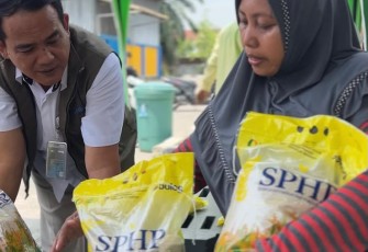 Pemimpin wilayah Perum Bulog Sumut, Budi Cahyanto saat penyaluran beras bantuan pangan, Rabu (12/8)