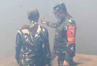 Danrem 083/Bdj Kolonel Inf Wahyu Ramadhanus Suryawan memberikan arahan dalam penanganan karhutla Bromo, Rabu (12/8)
