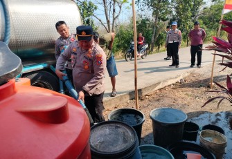 Polres Ponorogo Hadir Bawa Harapan Saat Kemarau Panjang, Salurkan 16 Ribu Liter Air Bersih untuk Warga Karangpatihan