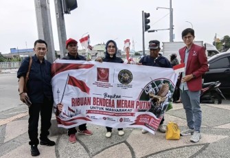 Bersama Babinsa, AJMI dan PW Pemuda Muslim Sumut Bagikan 1945 Bendera Merah Putih 