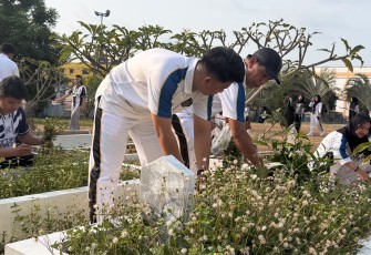 Kantor Imigrasi Tanjung Uban Gelar Aksi Kebersihan di Taman Makam Pahlawan Dwikora