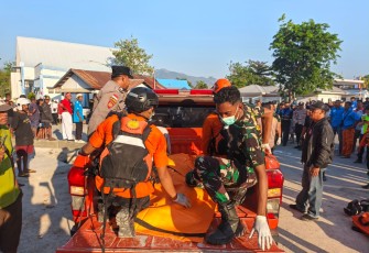 TNI AL dan Tim Gabungan Bergerak Cepat Tanggulangi Dampak Gempa di Pelabuhan L Say Maumere 