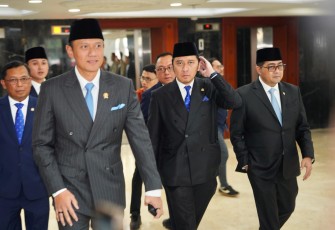 Menteri Ekonomi Kreatif/Kepala Badan Ekonomi Kreatif (Ekraf), Teuku Riefky Harsya (kanan), bersama Menteri Koordinator Bidang Infrastruktur dan Pembangunan Kewilayahan, Agus Harimurti Yudhoyono (AHY) (kiri) dan Wakil Ketua MPR RI, Edhie Baskoro Yudhoyono (Ibas) (tengah), menghadiri Sidang Tahunan MPR serta Sidang Bersama DPR dan DPD RI 2026 di Gedung DPR/MPR RI, Jakarta, Jumat (14/08/2026)