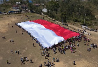 Merah Putih Raksasa Berkibar di Perbatasan, Yonarmed 12 Kostrad Kobarkan Semangat Kemerdekaan