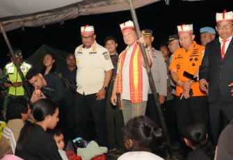 Mendagri Tito Karnavian saat mengunjungi korban gempa di Kabupaten Manggarai Timur, Minggu (16/8)