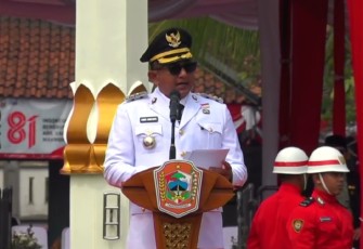 Bupati Karanganyar, Rober Christanto, saat menyampaikan amanat upacara peringatan HUT ke-81 Kemerdekaan RI di Alun-alun Karanganyar, Senin (17/8/2026)