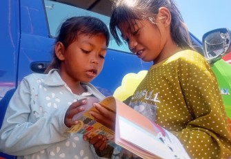 Anak-anak korban gempa membaca buku perpustakaan keliling, Kabupaten Sikka, Selasa (18/8) 