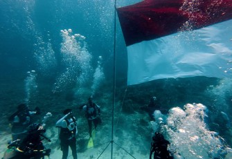 TNI AL Kibarkan Sang Merah Putih di Dasar Laut Morotai 
