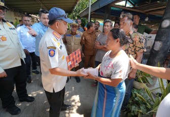 Menteri Dalam Negeri (Mendagri) Muhammad Tito Karnavian menyalurkan santunan duka kepada keluarga korban yang meninggal dunia akibat gempa bumi di Kecamatan Nangapanda