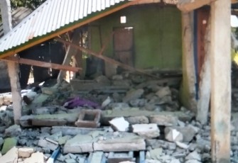 Rumah milik Stanislaus Kurnia Tewang di RT 08 hancur berat pasca gempa M 7,7 yang hingga saat ini belum tersentuh bantuan sembako sama sekali