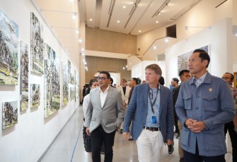 Menteri Ekonomi Kreatif/Kepala Badan Ekonomi Kreatif (Ekraf), Teuku Riefky Harsya, mengapresiasi pembukaan pameran lukisan yang digelar SBY Art Community (SAC) di Taman Ismail Marzuki (TIM), Jakarta