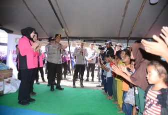 Polri Hadirkan Kepedulian Berikan Trauma Healing bagi Pengungsi Gempa di Maumere