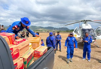 Polri Kembali Salurkan Bantuan Kemanusiaan bagi Warga Terdampak Gempa NTT