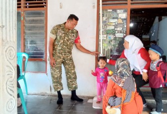 Babinsa Garon Dampingi Warga di Posyandu Kedung Meneng