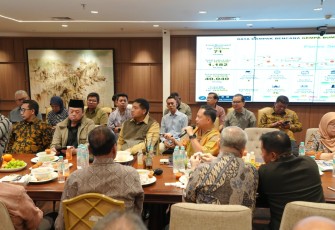 Menteri Dalam Negeri (Mendagri) Muhammad Tito Karnavian bersama Menteri Perumahan dan Kawasan Permukiman (PKP) Maruarar Sirait membahas penanganan rumah warga yang terdampak gempa di Nusa Tenggara Timur (NTT)