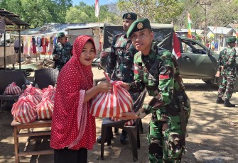 Jumat Berkah Yonarmed 12 Kostrad, Ringankan Beban Warga Kurang Mampu di Kampung Kelapa 2