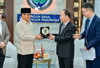 Menteri Desa dan Pembangunan Daerah Tertinggal (Mendes PDT) Yandri Susanto menerima audiensi delegasi dari Tiongkok yang dipimpin Wakil Menteri Kementerian Pertanian dan Urusan Perdesaan Republik Rakyat Tiongkok Mr Zhang Zhili di ruang kerja, Jumat (21/8/2026)
