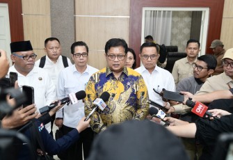 Wakil Menteri Transmigrasi  Viva Yoga Mauladi saat melakukan Rapat Koordinasi (Rakor) antara Kementerian Transmigrasi (Kementrans) dan Pemerintah Provinsi (Pemprov) Malut