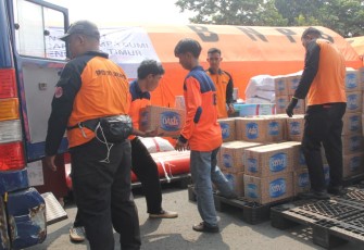 Pos Dukungan Logistik Nasional (Posduklognas) di Baseops Lanud Halim Perdanakusuma, Jakarta, menyiapkan dan mendistribusikan bantuan logistik bagi masyarakat terdampak bencana di Nusa Tenggara Timur (NTT). Bantuan tersebut dikirim ke Pos Logistik Labuan Bajo dan Pos Logistik Maumere pada Jumat (21/8). Sumber: BNPB