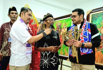 Menteri Ekonomi Kreatif/Kepala Badan Ekonomi Kreatif (Ekraf), Teuku Riefky Harsya, meninjau rangkaian Festival Mbois 11 bertemakan Malang Menyala di Kota Malang, Jawa Timur, Sabtu (22/8/2026)