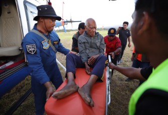 Proses evakuasi penyintas bernama Yohanis Riba (75) yang mengalami memar kaki setelah tertimpa reruntuhan bangunan akibat gempa M 7,7 Flores di Bandara Frans Seda, Maumere, Kabupaten Sikka, Nusa Tenggara Timur, Minggu (23/8)