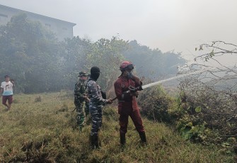 TNI AL Bersama Intansi Terkait Berhasil Padamkan Kebakaran Lahanat di Kendawangan 