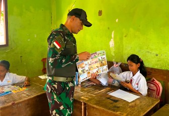 Yonarmed 12 Kostrad Dampingi Anak Perbatasan Belajar Membaca