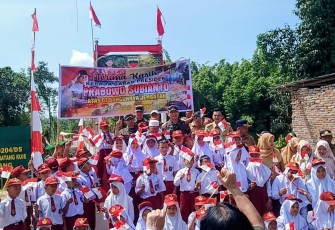 Panglima Kodam I/Bukit Barisan (Pangdam I/BB), Mayjen TNI Hendy Antariksa, menggelar kunjungan kerja sekaligus menyerahkan Bantuan Sosial (Bansos) kepada masyarakat di Kabupaten Deli Serdang, Senin (24/8/2026)