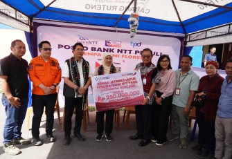 Pemprov dan Bank Jatim Salurkan Bantuan Sosial untuk Korban Bencana di NTT 