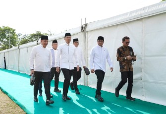 Wakil Ketua MPR RI, Edhie Baskoro Yudhoyono (Ibas) (kedua kiri), bersama Menteri Ekonomi Kreatif/Kepala Badan Ekonomi Kreatif (Ekraf), Teuku Riefky Harsya (kedua kanan), saat menghadiri Muktamar ke-35 Nahdlatul Ulama (NU) di Lapangan Untung Suropati, Tambakberas, Jombang, Jawa Timur, Kamis (27/8/2026)
